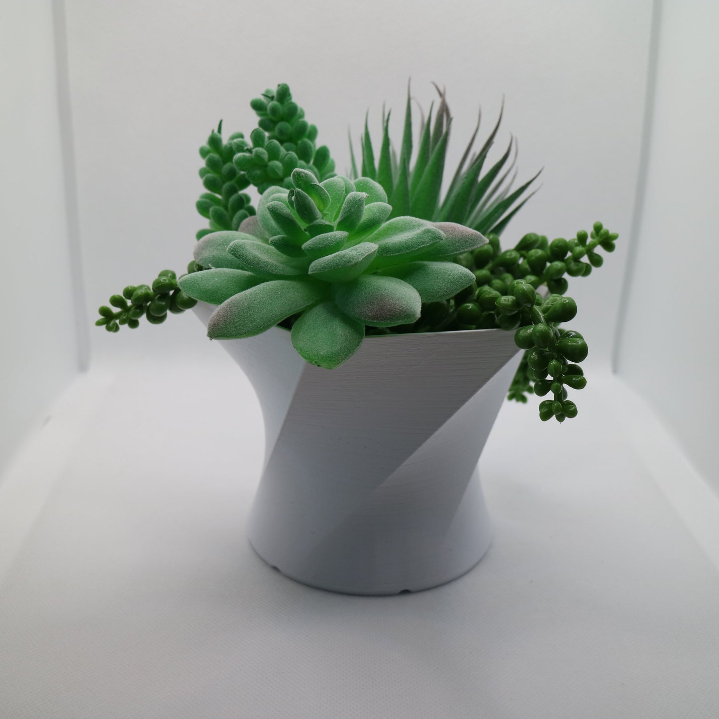 Indoor Plant Pot - Twisted Hexagon-Circle pot / planter - Eco-friendly, sustainable, biodegradable plastic - Gift - Present - 3D Printed