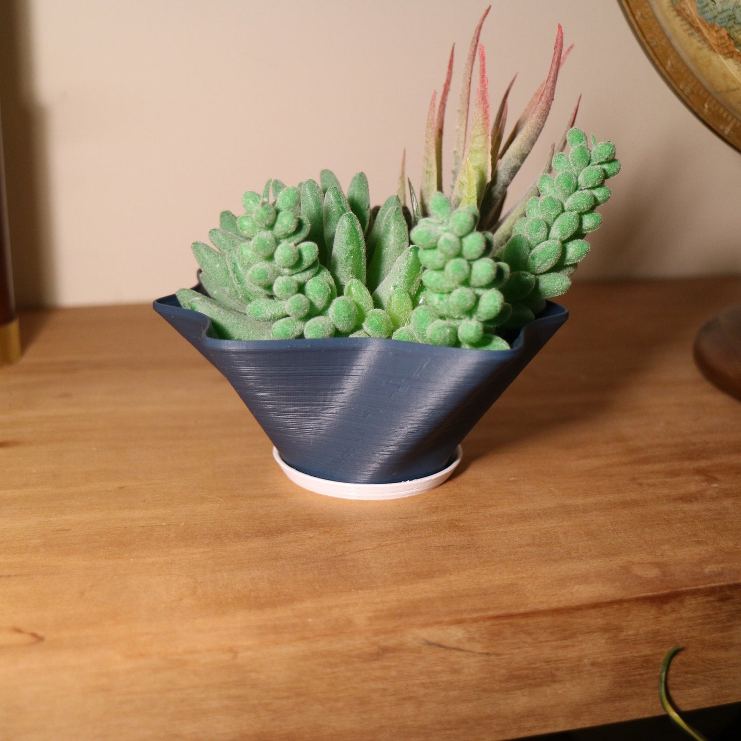 Organic shape Plant pot / planter - Artistic - Eco-friendly, sustainable, biodegradable plastic - Gift - Present - 3D Printed - 14 colours