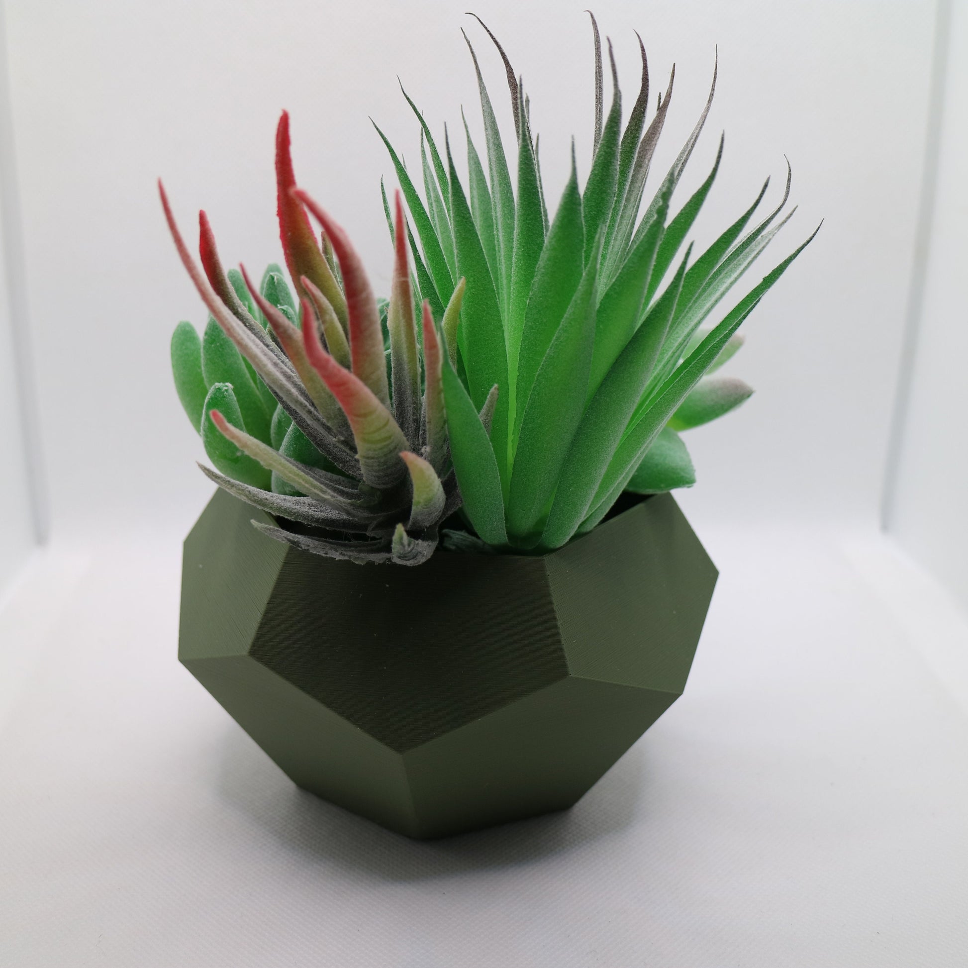 Large Geometric Polygon Plant pot / Planter - Eco-friendly, sustainable, biodegradable plastic - Gift - Present - 3D Printed - 14 colours