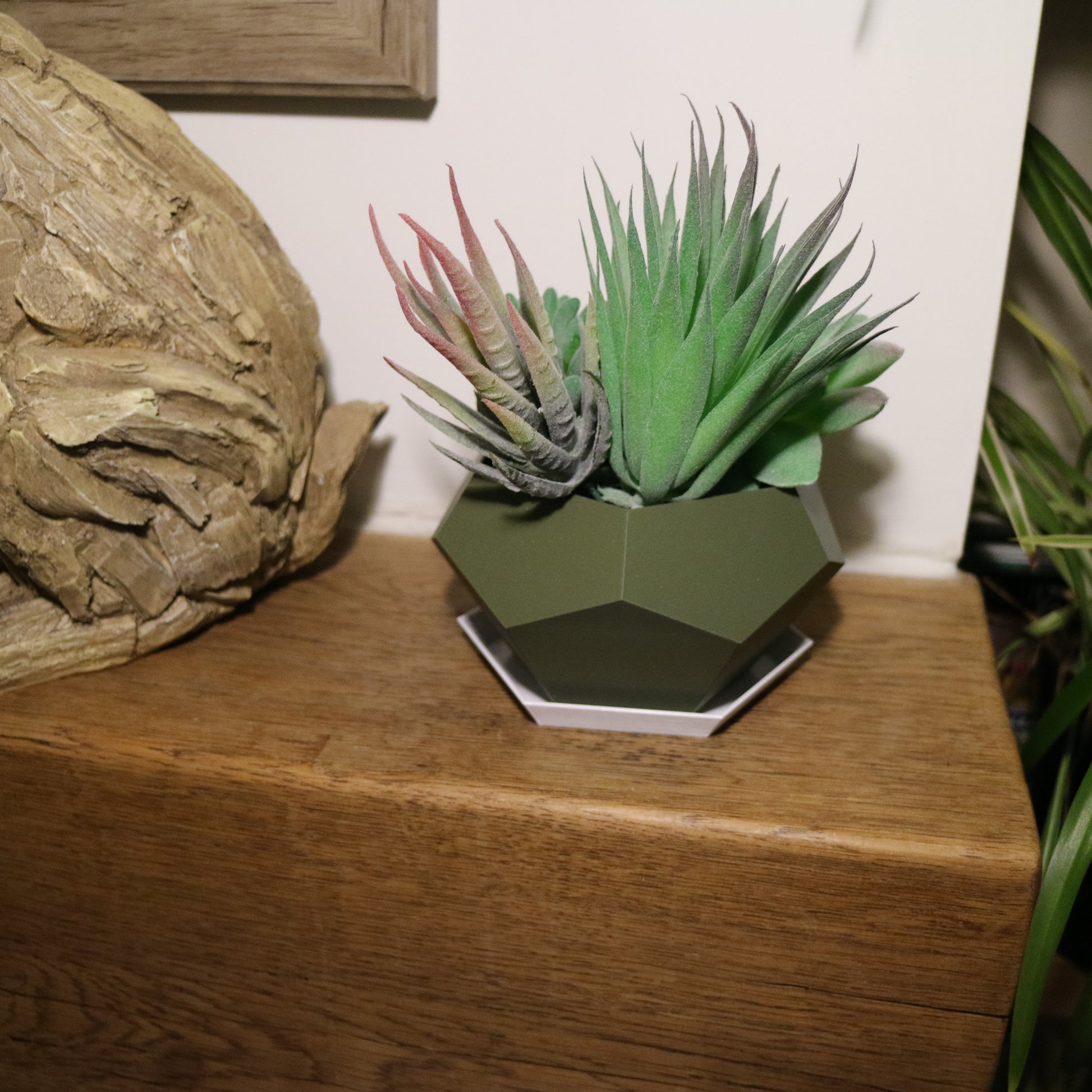 Large Geometric Polygon Plant pot / Planter - Eco-friendly, sustainable, biodegradable plastic - Gift - Present - 3D Printed - 14 colours
