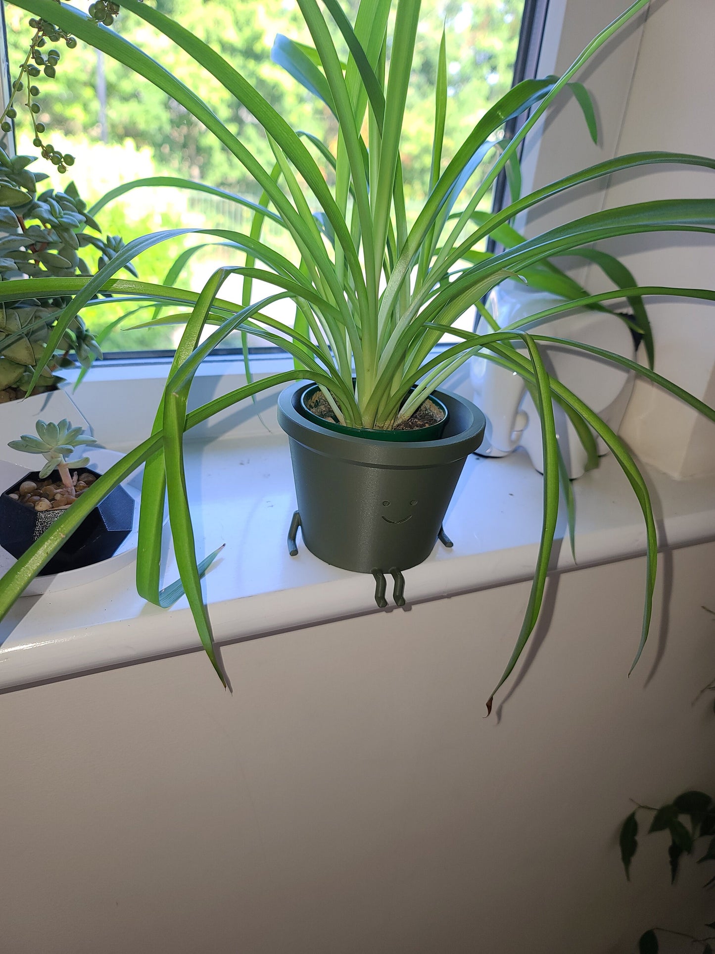 Happy sitting Plant Pot - Eco-friendly, sustainable, biodegradable plastic - Gift - Present - 3D Printed - 12 colours