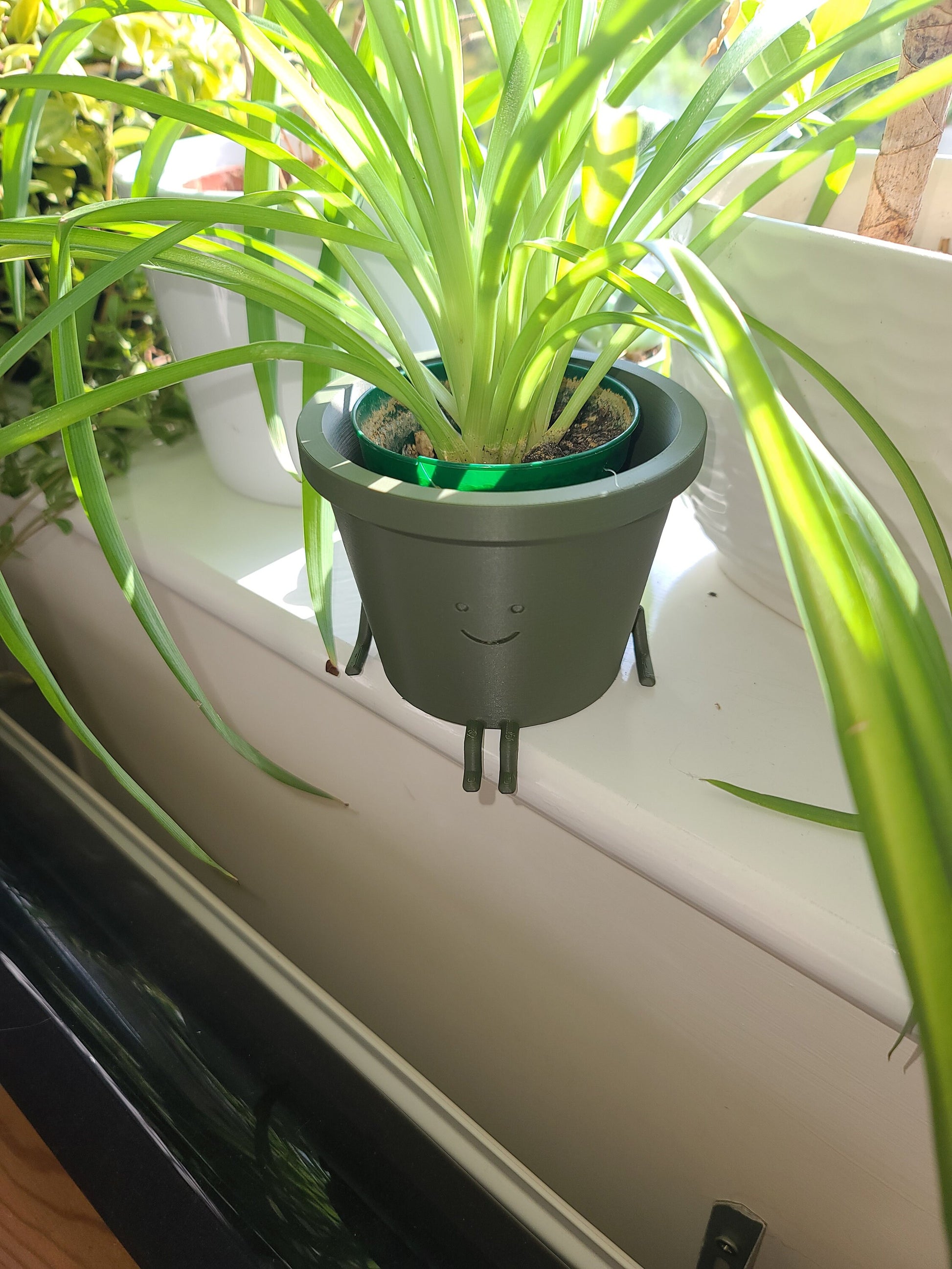 Happy sitting Plant Pot - Eco-friendly, sustainable, biodegradable plastic - Gift - Present - 3D Printed - 12 colours