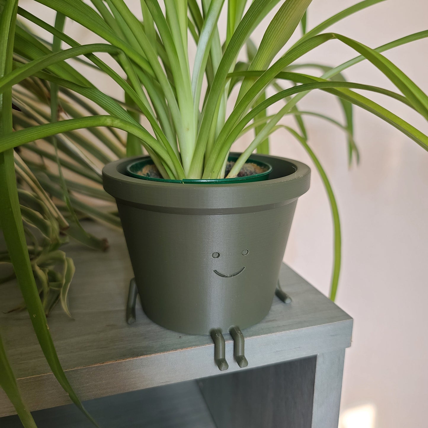 Happy sitting Plant Pot - Eco-friendly, sustainable, biodegradable plastic - Gift - Present - 3D Printed - 12 colours