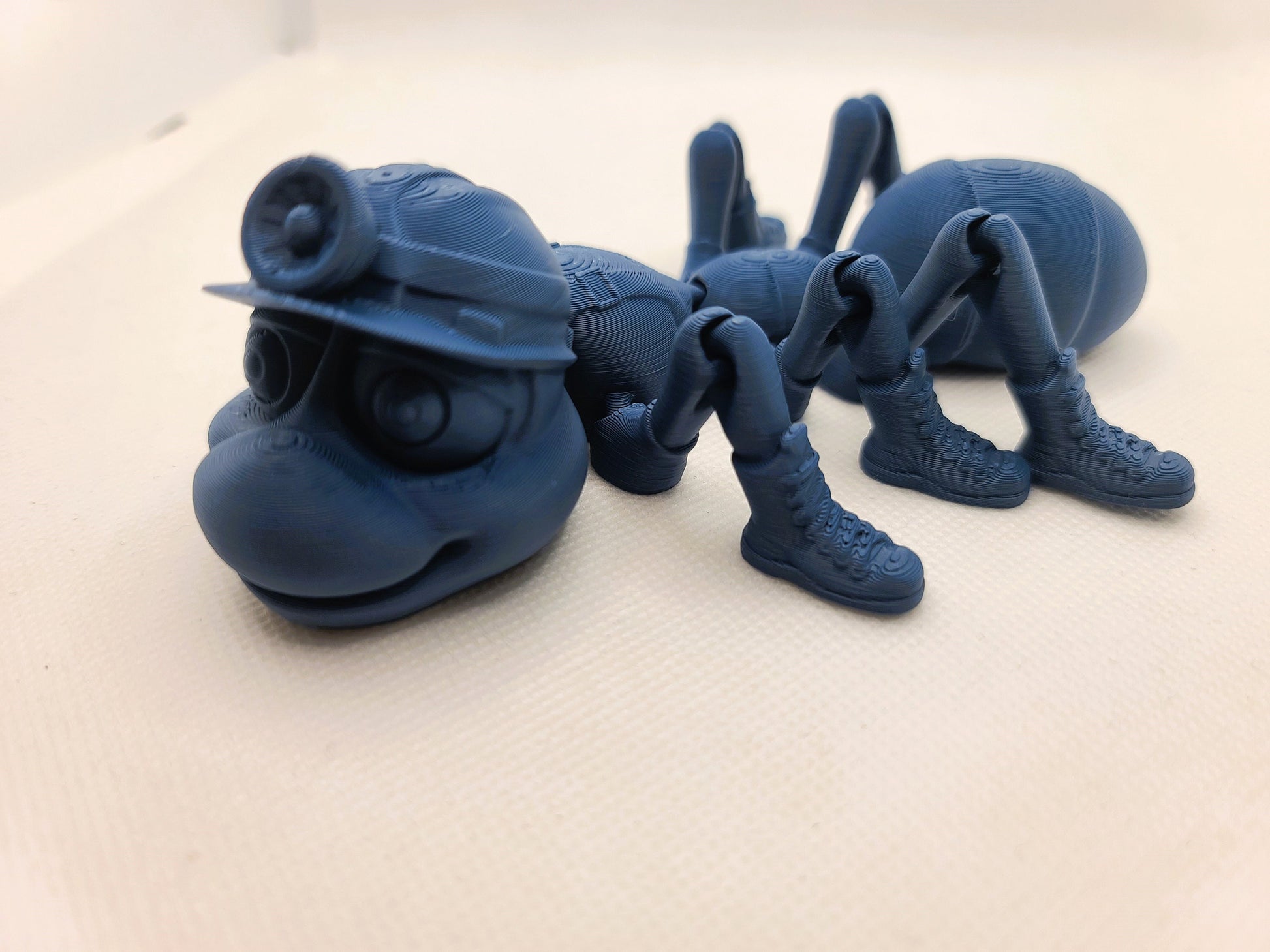 Flexible Ant toy - Articulated figurine - Sustainable bio-plastic - Gift - Present - 3D Printed - 14 colour options
